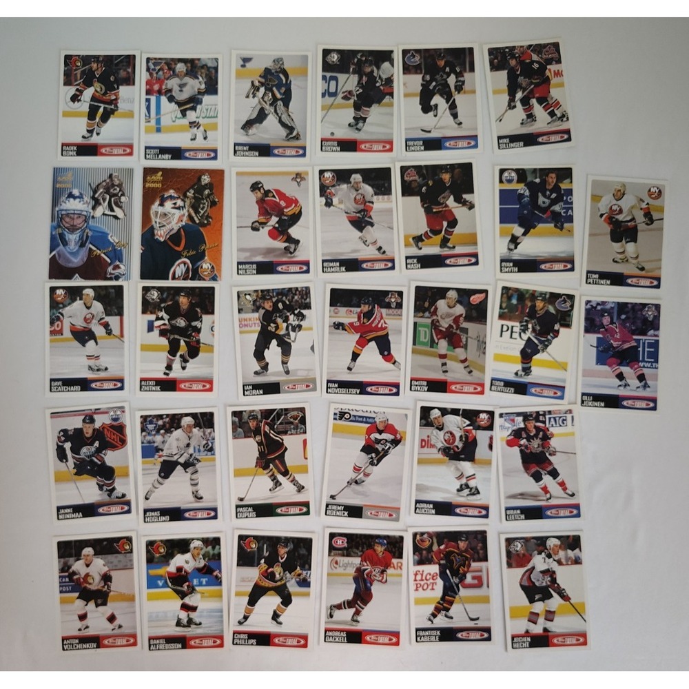 Mixed Lot of 32 Loose Topps NHL Hockey Trading Cards Aurora 2000s